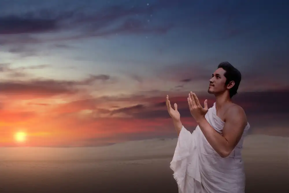 A pilgrim in ihram making du'a